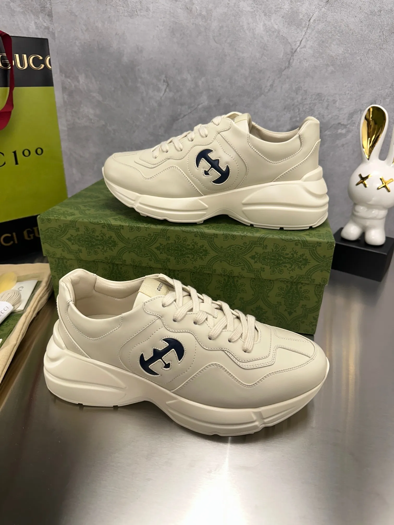 👟👟Ex-factory price👟👟Ex-factory price👟👟Ex-factory price 480👟👟Gucci~ GG couples' dad shoes have been popular in recent years; new colors are constantly updated; celebrities and Internet celebrities Live broadcasts and other events must be planted and called❤, classic fashion style, distressed leather surface, 5D drawing printing; mixed surface splicing colors, etc... Original customization (off-white eco-friendly cowhide, first layer of cowhide inside), original outsole... Shiny colorful drawings embellish the sides of the shoe body, distressed color, package production process‼ ✅ 👟👟 Size: Women’s 35~39/39~44 Men’s (Female 40. Men’s 45. Can be customized)